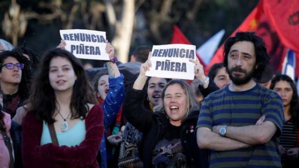 Chilenos, fundamentalmente jóvenes, desafían a Sebastián Piñera.