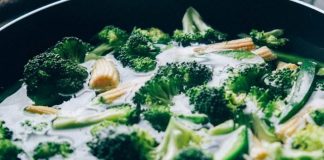 brócoli con hierbas y coco