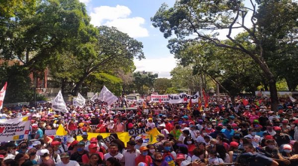 Jefe de Estado recibe movilización por Día de la Juventud