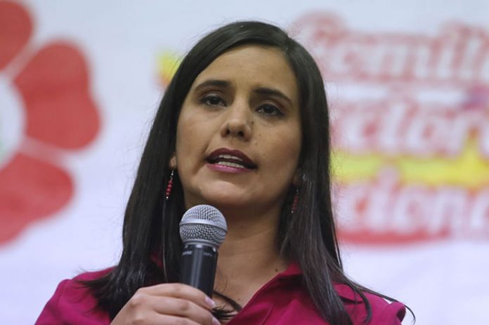 Candidata Verónika Mendoza denuncia posible golpe en Perú