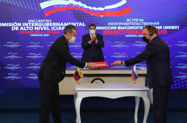 Venezuela y Rusia firman 12 documentos de acuerdos por 10 años