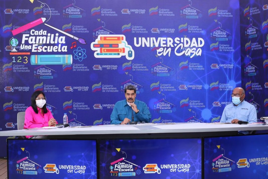Maduro-Cada Familia una Escuela