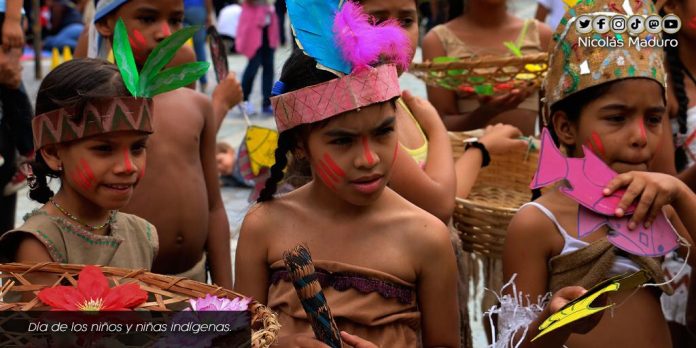 Maduro-niños y niñas indígenas