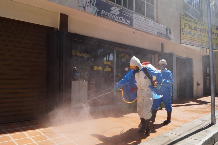 Ejecutan jornada de desinfección en vías principales de Naguanagua