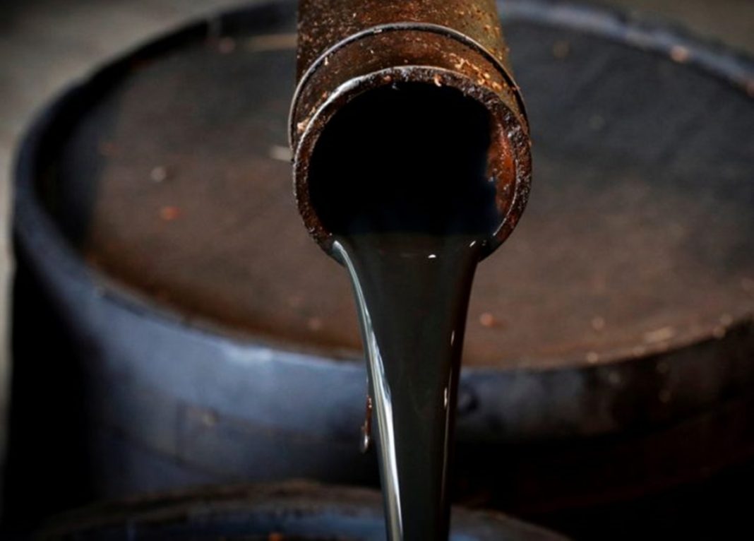 Precios del barril de petróleo bajan por disparidad entre oferta y demanda