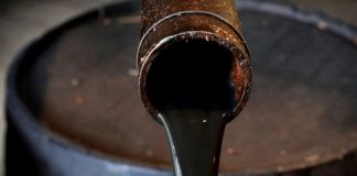 Precios del barril de petróleo bajan por disparidad entre oferta y demanda