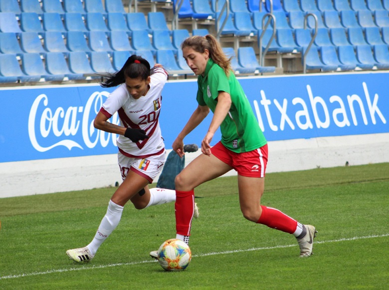 Vinotinto-223 La Vinotinto femenina