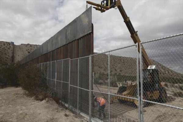 EE.UU suspende construcción de muro con México