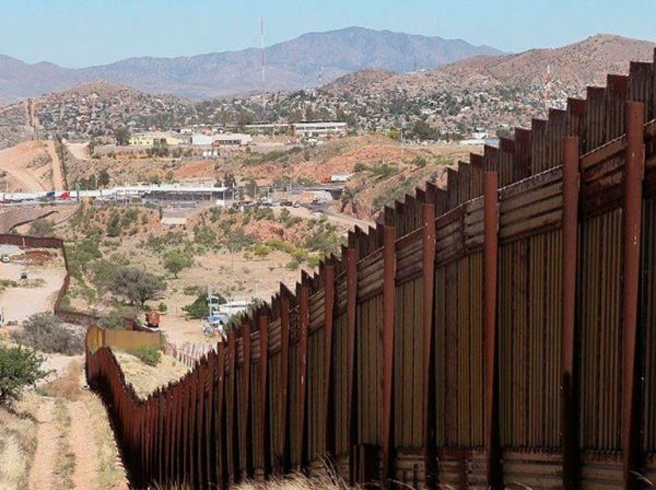 EE.UU suspende construcción de muro con México