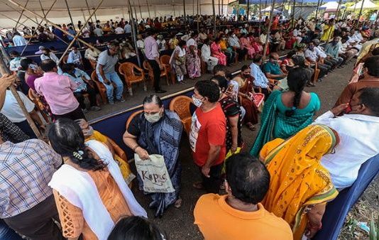India supera los 200.000 decesos por coronavirus