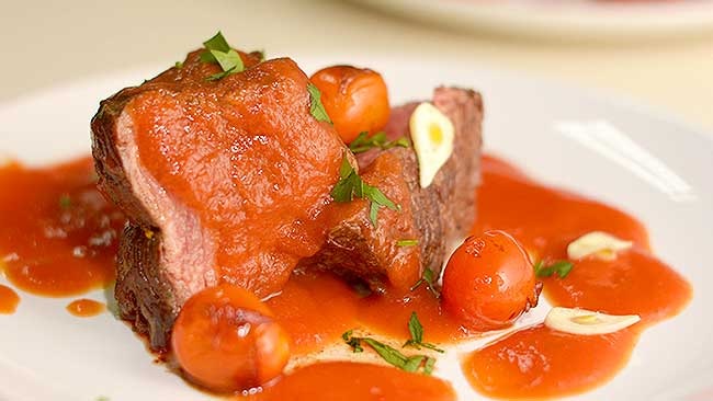 asado asado en salsa de tomate