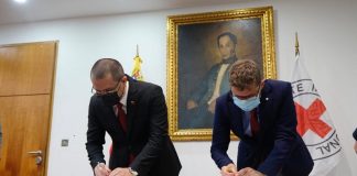 Venezuela y Cruz Roja firman convenio para reunir a niños con familiares