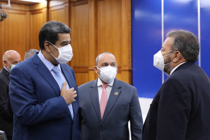 Maduro a diputados opositores: manténganse en el diálogo