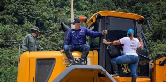 Maquinaria pesada recupera vialidad en Mérida