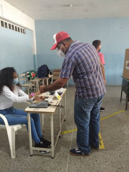 Alcalde de Maracay activo en simulacro electoral para el 21N