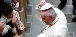 Papa Francisco pide cesen agresiones