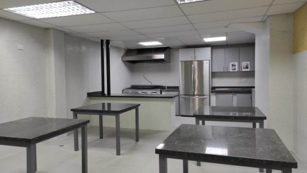 Gobierno supervisa rehabilitación a bomberos UCV