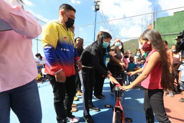 Presidente Maduro honra compromiso con niños en Navidad