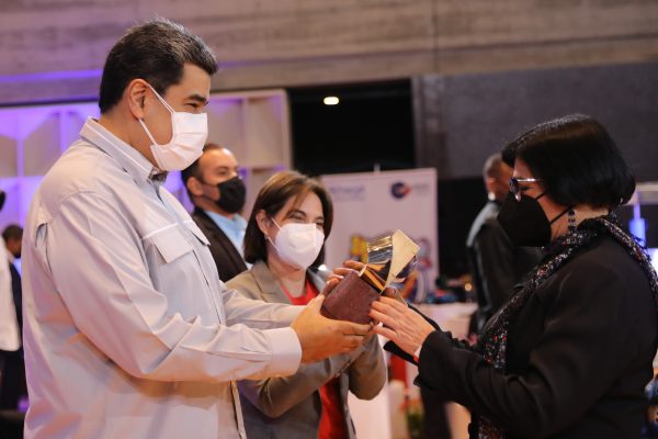Científicos venezolanos recuperan equipos médicos