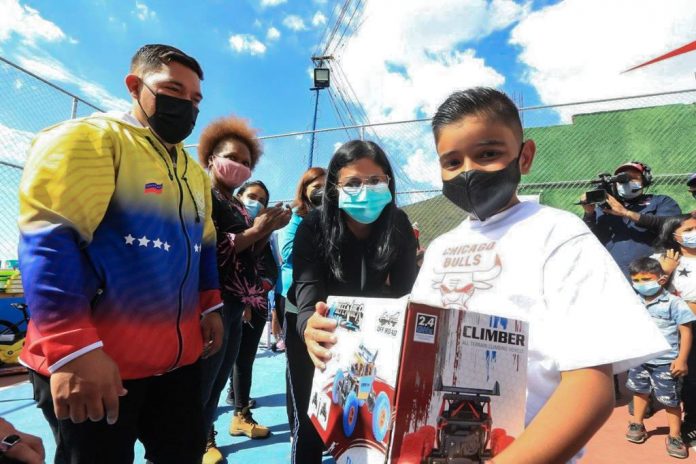 Presidente Maduro honra compromiso con niños en Navidad
