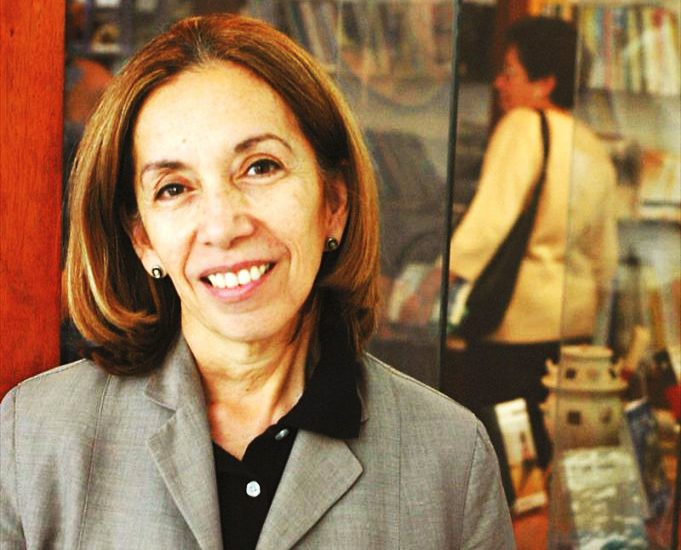 Laura Antillano-uniforme número seis Laura Antillano-uniforme número seis