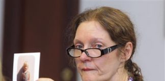 madre de Julian Assange