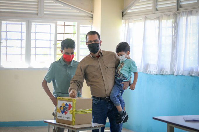 jorge-arreaza-votando