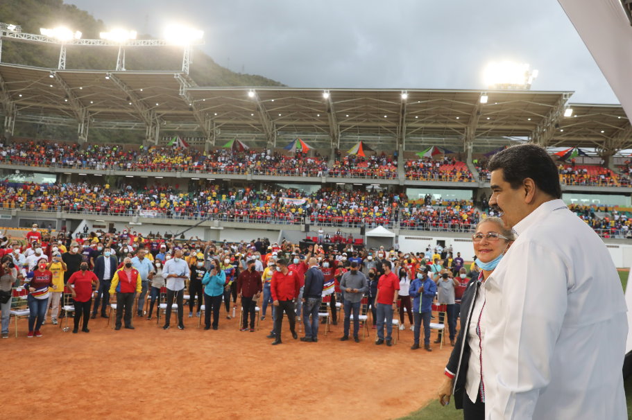 Presidente Maduro en el estadio Jorge García Carneiro Toman juramento 607 gobiernos comunitarios en La Guaira