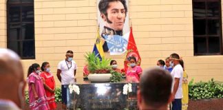 honran a Chávez