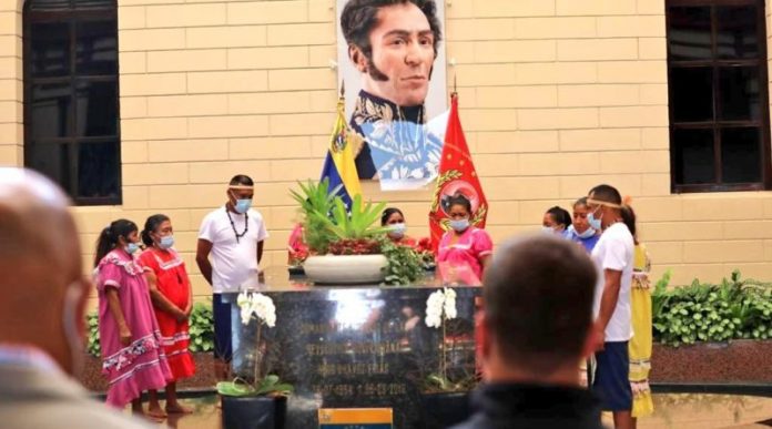 honran a Chávez