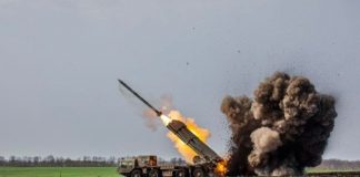 refinería y depósitos de combustible