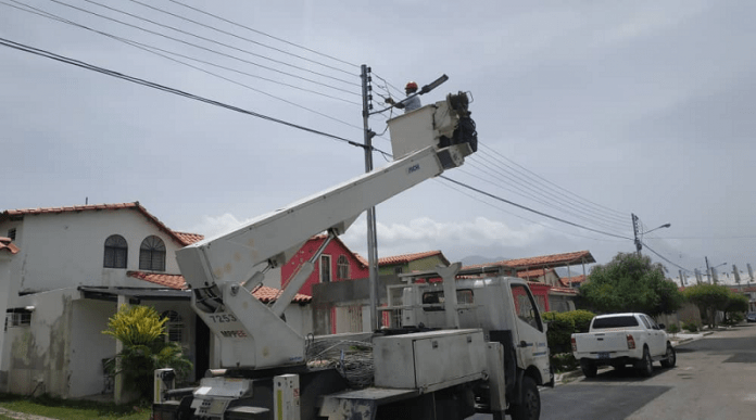 Corpoelec instala 50 lámparas led en comunidad de Carabobo
