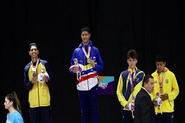 karate Karate gana Oro