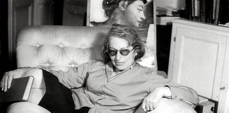 La cabeza pegada al vidrio