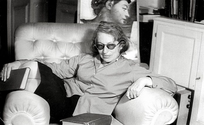 La cabeza pegada al vidrio