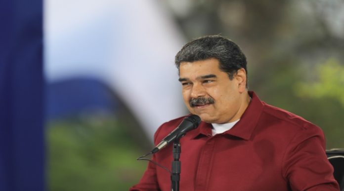 Maduro evalúa democratización y renovación de Consejos Comunales
