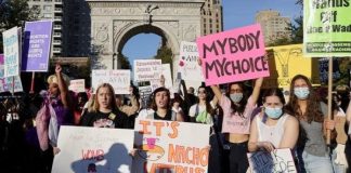 Miles de estadounidenses protestan por fallo en materia de aborto
