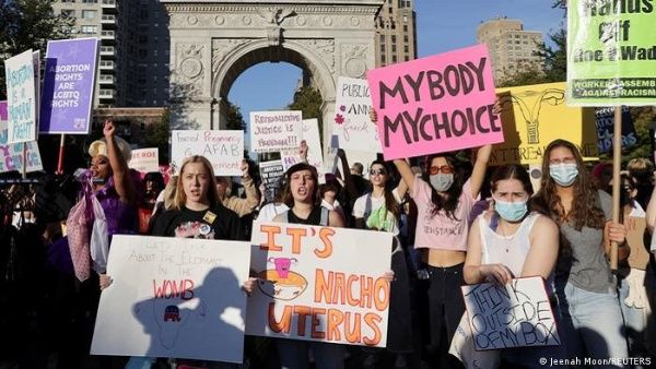 Miles de estadounidenses protestan por fallo en materia de aborto Miles de estadounidenses protestan por fallo en materia de aborto