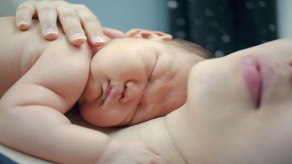recien-nacido y mama Día Mundial de los Derechos del Nacimiento