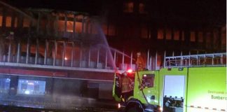 Bomberos sofocan incendio en Mercado de los Corotos en Quinta Crespo﻿