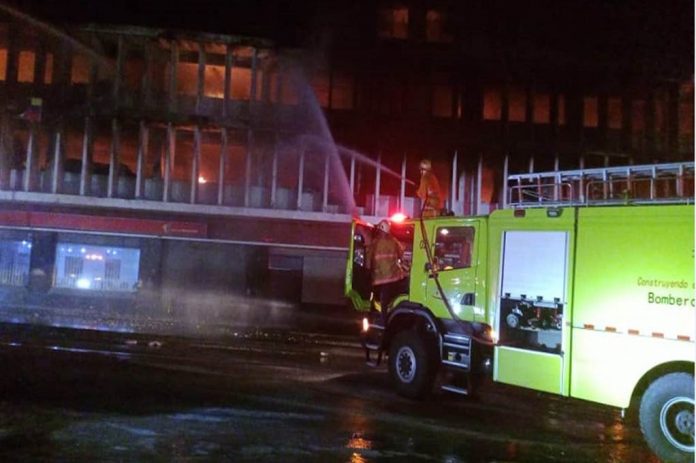 Bomberos sofocan incendio en Mercado de los Corotos en Quinta Crespo﻿