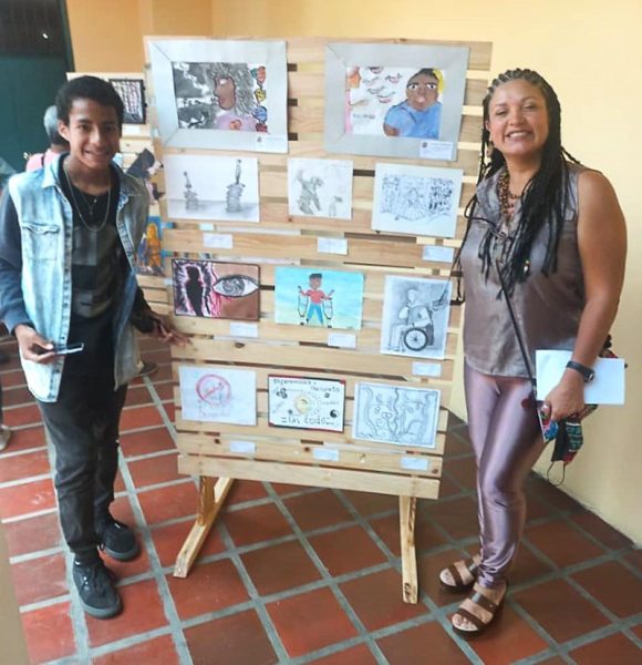 La coordinado de la UNESR Ana Márquez en compañía de uno de los estudiantes de arte. 