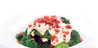 brócoli con salsa de vegetales y tocineta