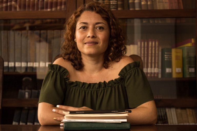 “Abrazados en la poesía” por Vielsi Arias