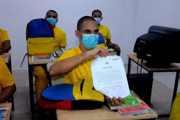 Policía de Carabobo hizo entrega certificados en educación primaria 