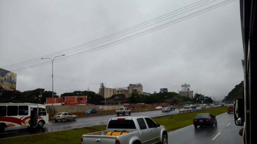 áreas nubladas con lluvias