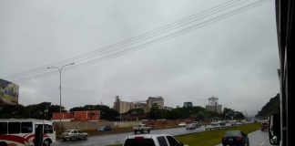 áreas nubladas con lluvias