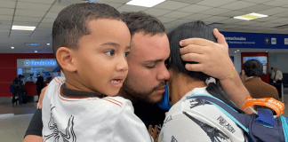 Tripulantes del avión de Emtrasur retenidos en Argentina se reencuentran con sus familiares