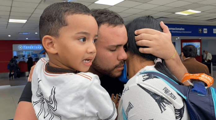 Tripulantes del avión de Emtrasur retenidos en Argentina se reencuentran con sus familiares