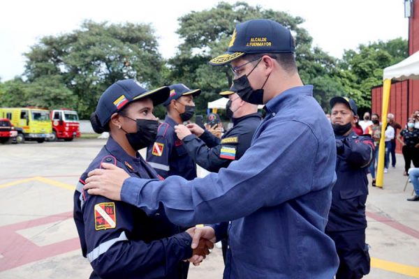 Alcalde Fuenmayor dotó de equipos al Cuerpo de Bomberos y presidió ascensos